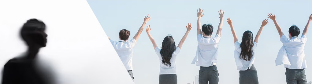 흐릿한 실루엣과 손 든 사람들